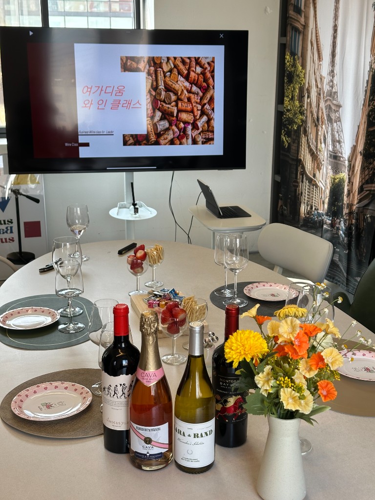 여가디움 실내에서 진행하는 와인 클래스·모임 테이블 세팅
